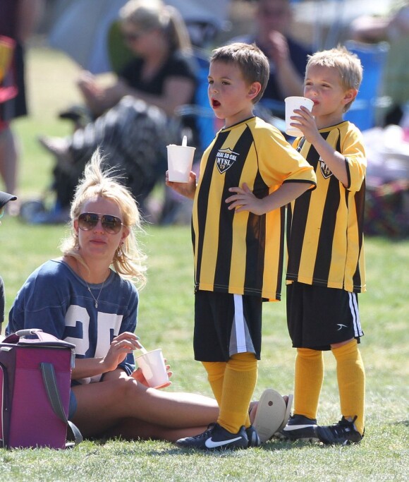 Britney Spears avec ses fils, Sean et Jayden, lors d'un match de football à Woodland Hills, le 21 avril 2013.