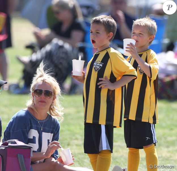 Britney Spears avec ses fils, Sean et Jayden, lors d'un match de football à Woodland Hills, le 21 avril 2013.