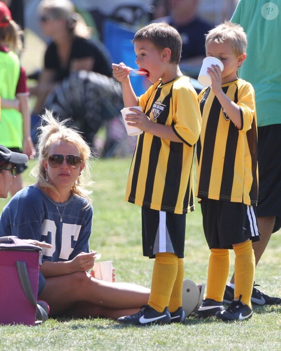 Britney Spears est allée soutenir ses fils, Sean et Jayden, à un match de football à Woodland Hills, le 21 avril 2013.
