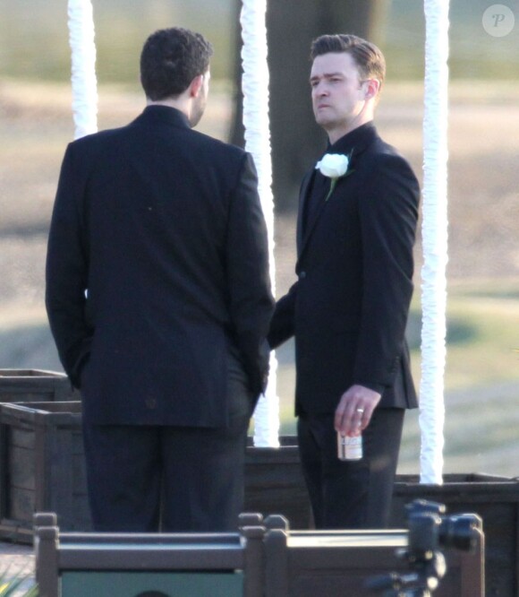 Le chanteur Justin Timberlake fume un cigare et boit une bière lors du mariage de ses amis Nick Chastain et Kiana Bessa à Millington, le 14 avril 2013.
Photo exclusive
