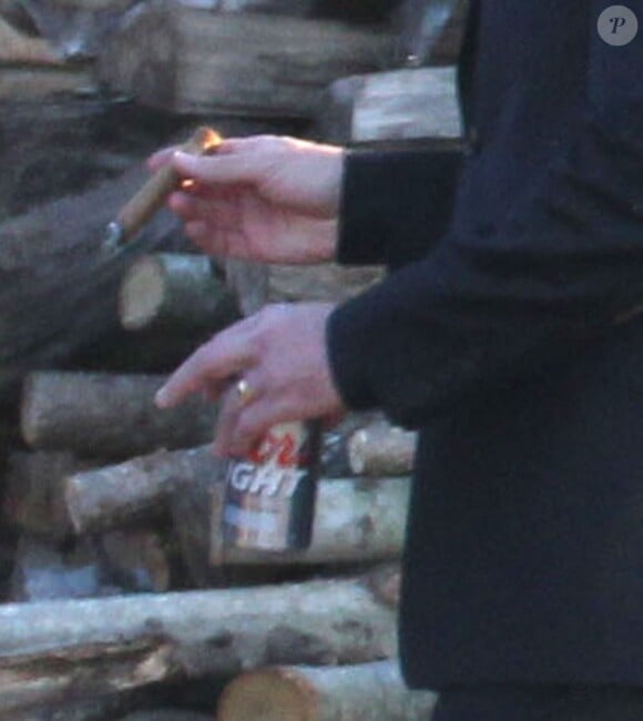 Justin Timberlake fume un cigare et boit une bière lors du mariage de ses amis Nick Chastain et Kiana Bessa à Millington, le 14 avril 2013.
Photo exclusive