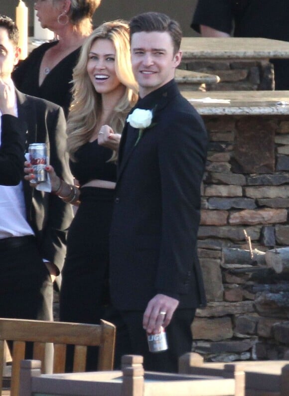 Justin Timberlake fume un cigare et boit une bière lors du mariage de ses amis Nick Chastain et Kiana Bessa à Millington, le 14 avril 2013.
Photo exclusive