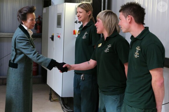 La princesse Anne saluant le personnel lors de l'inauguration d'un nouvel enclos des éléphants au Blair Drummond Safari Park le 19 avril 2013.