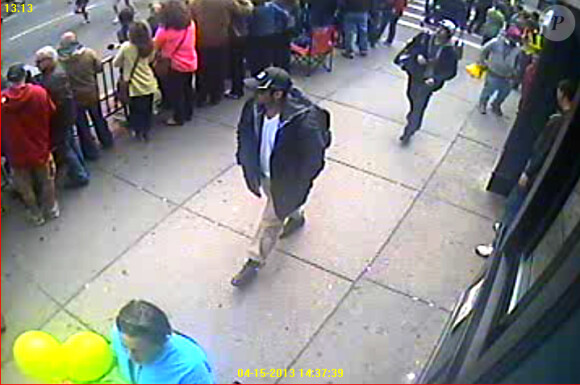 Le FBI dévoile les photos du suspect N°1 (l'homme à la casquette noire) après les attentats du marathon de Boston, le 15 avril 2013.