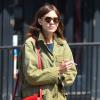 Alexa Chung se promène avec une amie à New York, le 22 avril 2013. La belle se balade dans un look preppy à tomber