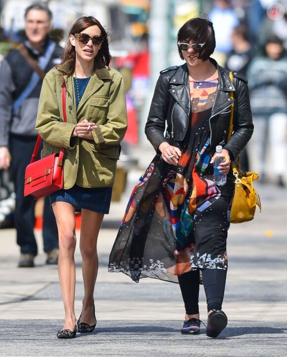 Alexa Chung se promène avec une amie à New York, le 22 avril 2013.