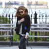 Olivia Palermo se la joue rock et masculine en promenant son chien dans les rues de New York. Le 22 avril 2013