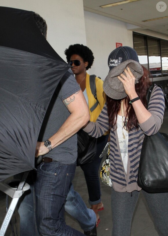 Megan Fox et son époux Brian Austin Green tentent de passer incognito à l'aéroport de Los Angeles le 22 avril 2013