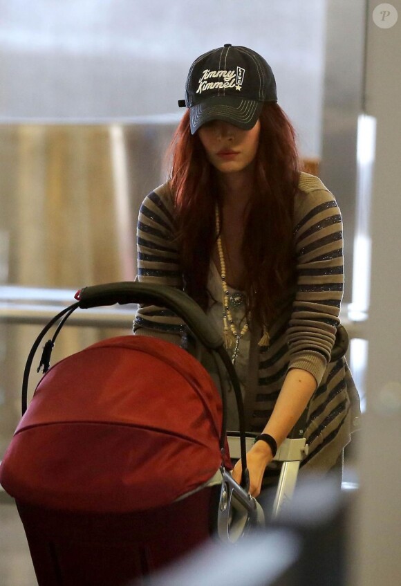 Megan Fox et son époux Brian Austin Green à l'aéroport de Los Angeles le 22 avril 2013 avec leur fils Noah