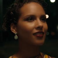 Alicia Keys, sensuelle et charmeuse dans le clip très chaud de ''Fire We Make''