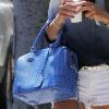 Joli look pour Alessandra Ambrosio qui se balade dans les rues de Beverly Hills le 23 avril 2013.