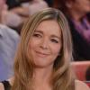 La jolie Hélène Rollès sur le plateau de Vivement Dimanche spécial Noël, sur France 2, le 25 décembre 2011.