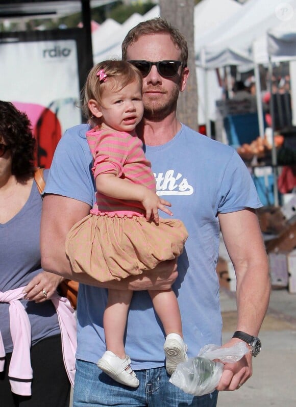 Ian Ziering avec sa fille Mia au marché de West Hollywood, le 7 octobre 2012.