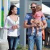 Ian Ziering fait ses courses avec sa femme Erin Ludwig et leur fille Mia au marché de West Hollywood, le 7 octobre 2012.