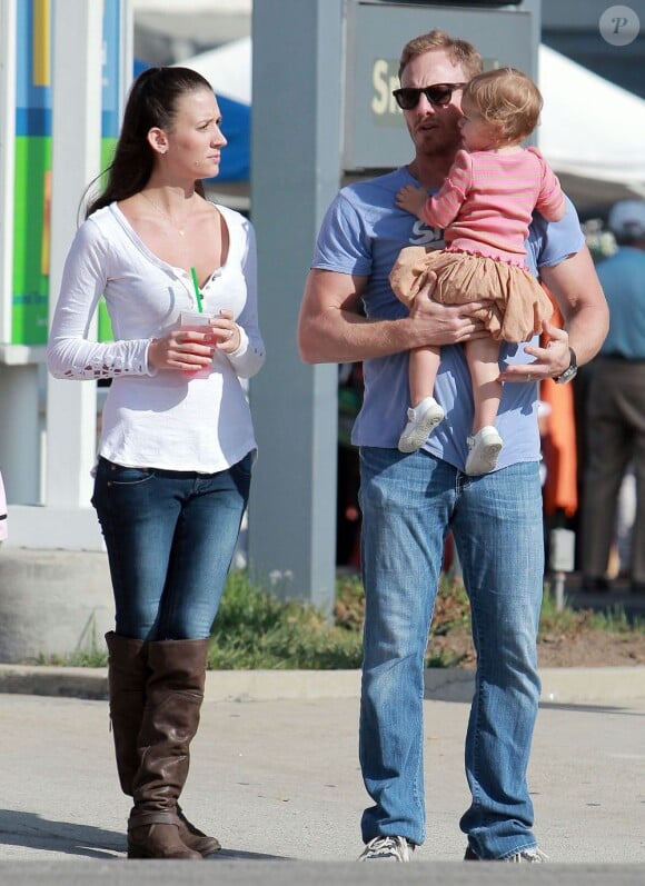 Ian Ziering fait ses courses avec sa femme Erin Ludwig et leur fille Mia au marché de West Hollywood, le 7 octobre 2012.