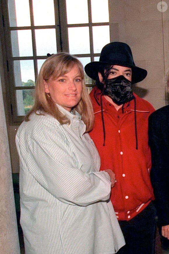 Debbie Rowe et Michael Jackson lors d'une visite en Normandie en France en 1997.