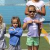 Après quelques courses réalisées au Farmer's Market de Brentwood, les acteurs Jennifer Garner et Ben Affleck et leurs filles se sont rendus à l'école de Palisades où Seraphina et Violet ont participé à une compétition sportive. Le 28 avril 2013 à Los Angeles.