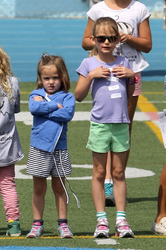 Après quelques courses réalisées au Farmer's Market de Brentwood, les acteurs Jennifer Garner et Ben Affleck et leurs filles se sont rendus à l'école de Palisades où Seraphina et Violet ont participé à une compétition sportive. Le 28 avril 2013 à Los Angeles.