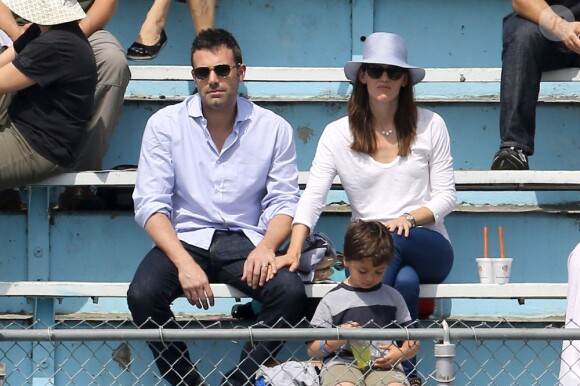 Après quelques courses réalisées au Farmer's Market de Brentwood, Jennifer Garner, Ben Affleck et leurs filles se sont rendus à l'école de Palisades où Seraphina et Violet ont participé à une compétition sportive. Le 28 avril 2013 à Los Angeles.