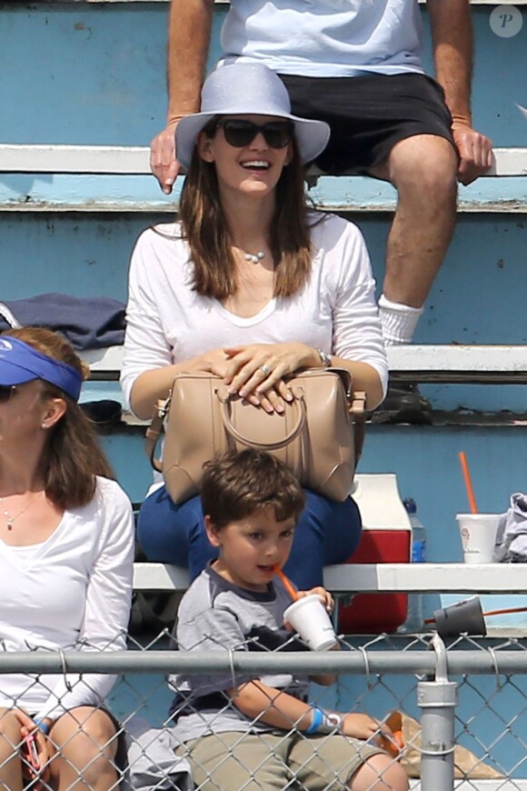 Après quelques courses réalisées au Farmer's Market de Brentwood, Jennifer Garner, Ben Affleck et leurs filles se sont rendus à l'école de Palisades où Seraphina et Violet ont participé à une compétition sportive. Le 28 avril 2013 à Los Angeles.
