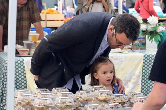 Après quelques courses réalisées au Farmer's Market de Brentwood, Jennifer Garner, Ben Affleck et leurs filles se sont rendus à l'école de Palisades où Seraphina et Violet ont participé à une compétition sportive. Le 28 avril 2013 à Los Angeles.