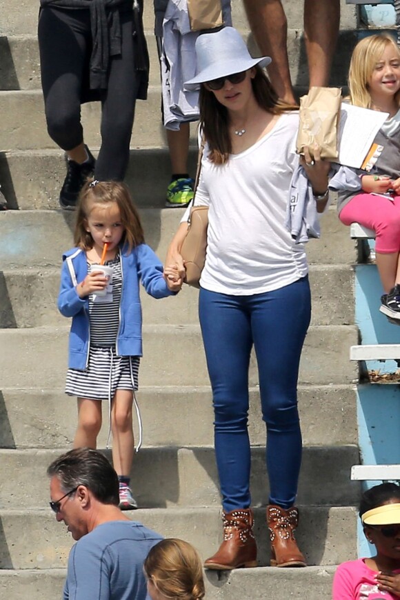 Après quelques courses réalisées au Farmer's Market de Brentwood, Jennifer Garner, Ben Affleck et leurs filles se sont rendus à l'école de Palisades où Seraphina et Violet ont participé à une compétition sportive. Le 28 avril 2013 à Los Angeles.