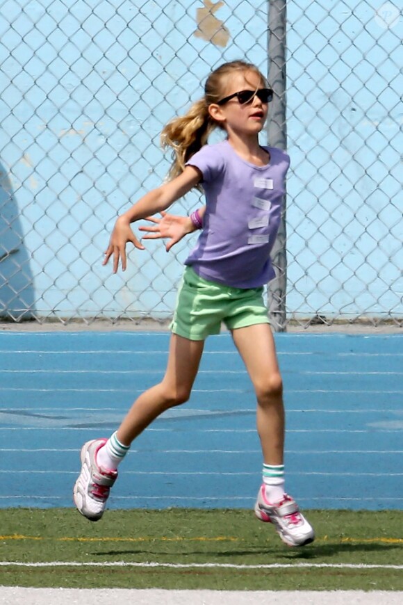 Après quelques courses réalisées au Farmer's Market de Brentwood, Jennifer Garner, Ben Affleck et leurs filles se sont rendus à l'école de Palisades où Seraphina et Violet ont participé à une compétition sportive. Le 28 avril 2013 à Los Angeles.