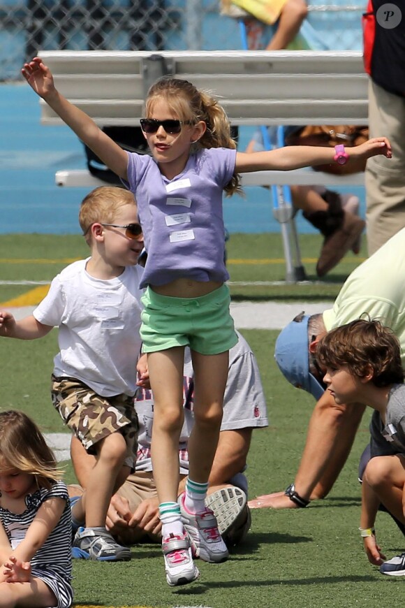 Après quelques courses réalisées au Farmer's Market de Brentwood, Jennifer Garner, Ben Affleck et leurs filles se sont rendus à l'école de Palisades où Seraphina et Violet ont participé à une compétition sportive. Le 28 avril 2013 à Los Angeles.