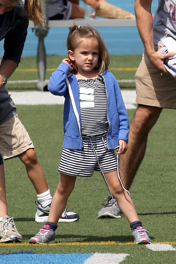 Après quelques courses réalisées au Farmer's Market de Brentwood, Jennifer Garner, Ben Affleck et leurs filles se sont rendus à l'école de Palisades où Seraphina et Violet ont participé à une compétition sportive. Le 28 avril 2013 à Los Angeles.