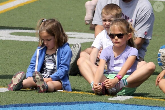 Après quelques courses réalisées au Farmer's Market de Brentwood, Jennifer Garner, Ben Affleck et leurs filles se sont rendus à l'école de Palisades où Seraphina et Violet ont participé à une compétition sportive. Le 28 avril 2013 à Los Angeles.