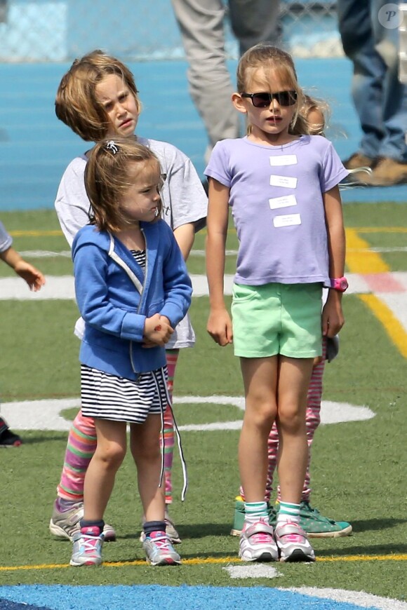 Après quelques courses réalisées au Farmer's Market de Brentwood, Jennifer Garner, Ben Affleck et leurs filles se sont rendus à l'école de Palisades où Seraphina et Violet ont participé à une compétition sportive. Le 28 avril 2013 à Los Angeles.