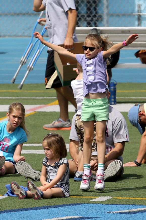 Après quelques courses réalisées au Farmer's Market de Brentwood, Jennifer Garner, Ben Affleck et leurs filles se sont rendus à l'école de Palisades où Seraphina et Violet ont participé à une compétition sportive. Le 28 avril 2013 à Los Angeles.