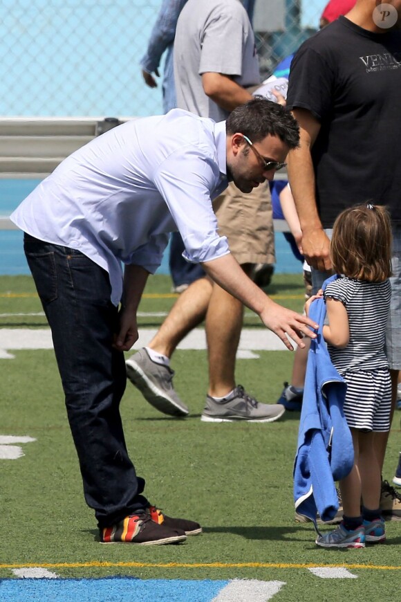 Après quelques courses réalisées au Farmer's Market de Brentwood, Jennifer Garner, Ben Affleck et leurs filles se sont rendus à l'école de Palisades où Seraphina et Violet ont participé à une compétition sportive le 28 avril 2013 à Los Angeles.