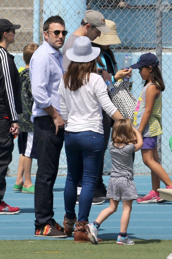 Après quelques courses réalisées au Farmer's Market de Brentwood, Jennifer Garner, Ben Affleck et leurs filles se sont rendus à l'école de Palisades où Seraphina et Violet ont participé à une compétition sportive. Le 28 avril 2013 à Los Angeles.