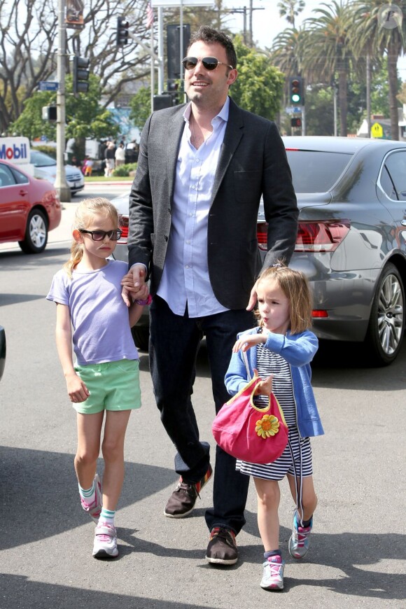 Après quelques courses réalisées au Farmer's Market de Brentwood, Jennifer Garner, Ben Affleck et leurs filles se sont rendus à l'école de Palisades où Seraphina et Violet ont participé à une compétition sportive. Le 28 avril 2013 à Los Angeles.