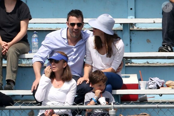 Après quelques courses réalisées au Farmer's Market de Brentwood, Jennifer Garner, Ben Affleck et leurs filles se sont rendus à l'école de Palisades où Seraphina et Violet ont participé à une compétition sportive. Le 28 avril 2013 à Los Angeles.