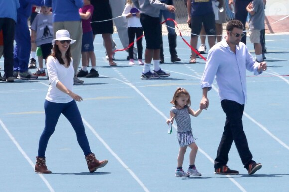 Après quelques courses réalisées au Farmer's Market de Brentwood, Jennifer Garner, Ben Affleck et leurs filles se sont rendus à l'école de Palisades où Seraphina et Violet ont participé à une compétition sportive. Le 28 avril 2013 à Los Angeles.