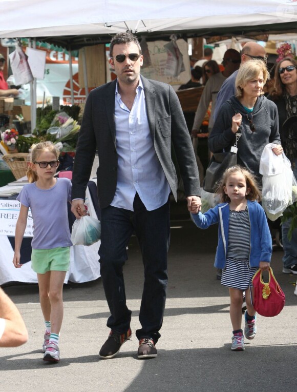 Après quelques courses réalisées au Farmer's Market de Brentwood, Jennifer Garner, Ben Affleck et leurs filles se sont rendus à l'école de Palisades où Seraphina et Violet ont participé à une compétition sportive. Le 28 avril 2013 à Los Angeles.