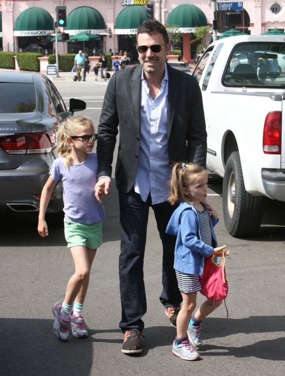 Après quelques courses réalisées au Farmer's Market de Brentwood, Jennifer Garner, Ben Affleck et leurs filles se sont rendus à l'école de Palisades où Seraphina et Violet ont participé à une compétition sportive. Le 28 avril 2013 à Los Angeles.