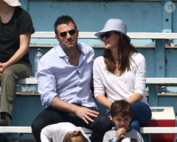 Après quelques courses réalisées au Farmer's Market de Brentwood, Jennifer Garner, Ben Affleck et leurs filles se sont rendus à l'école de Palisades où Seraphina et Violet ont participé à une compétition sportive. Le 28 avril 2013 à Los Angeles.