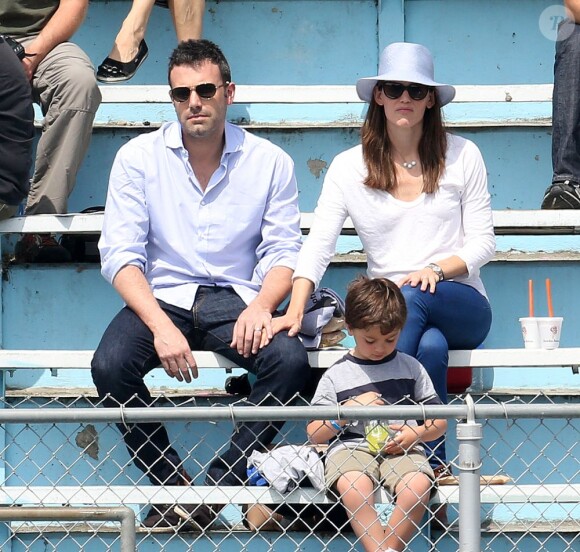 Après quelques courses réalisées au Farmer's Market de Brentwood, Jennifer Garner, Ben Affleck et leurs filles se sont rendus à l'école de Palisades où Seraphina et Violet ont participé à une compétition sportive. Le 28 avril 2013 à Los Angeles.