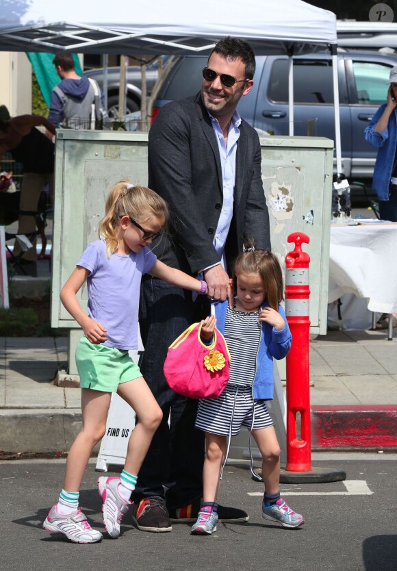 Après quelques courses réalisées au Farmer's Market de Brentwood, Jennifer Garner, Ben Affleck et leurs filles se sont rendus à l'école de Palisades où Seraphina et Violet ont participé à une compétition sportive. Le 28 avril 2013 à Los Angeles.