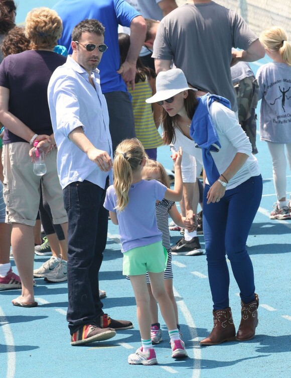 Après quelques courses réalisées au Farmer's Market de Brentwood, Jennifer Garner, Ben Affleck et leurs filles se sont rendus à l'école de Palisades où Seraphina et Violet ont participé à une compétition sportive. Le 28 avril 2013 à Los Angeles.