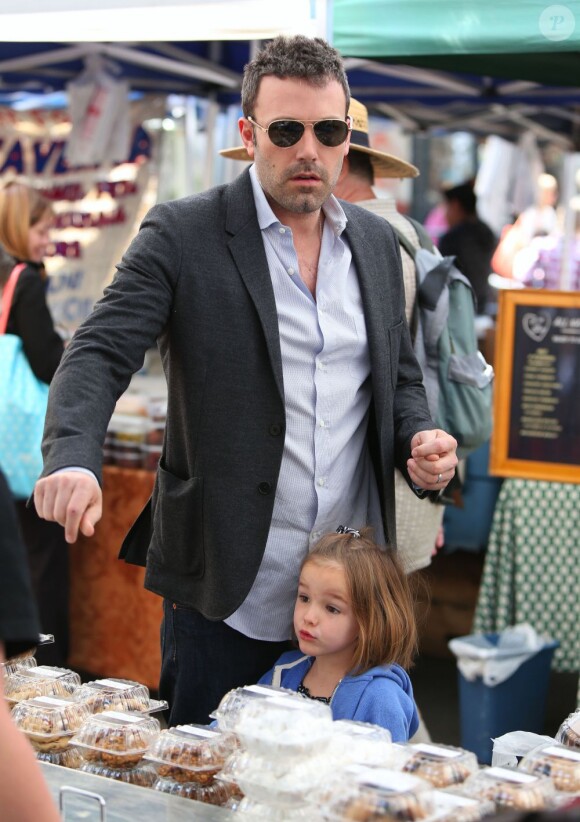 Après quelques courses réalisées au Farmer's Market de Brentwood, Jennifer Garner, Ben Affleck et leurs filles se sont rendus à l'école de Palisades où Seraphina et Violet ont participé à une compétition sportive. Le 28 avril 2013 à Los Angeles.