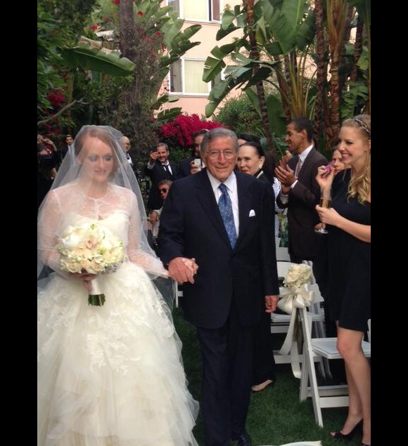 Tony Bennett accompagne sa fille Antonia jusqu'à l'autel, le jour de son mairage au Beverly Hills Hotel, à Los Angeles le 28 avril 2013.