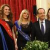 Le président François Hollande à l'Elysée pour une cérémonie traditionnelle de remise du muguet avec la reine du Muguet de Rungis et ses deux demoiselles d'honneur, le 1er mai 2013.