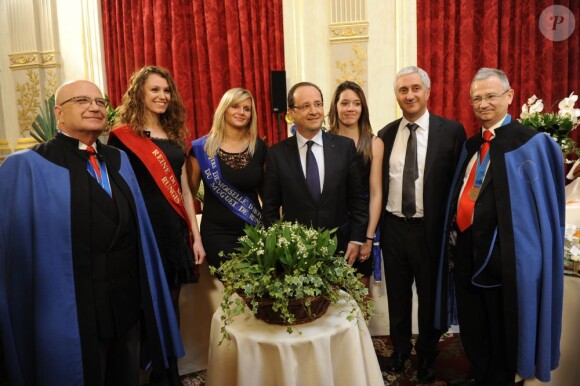Le président François Hollande à l'Elysée pour une cérémonie traditionnelle de remise du muguet avec la reine du Muguet de Rungis et ses deux demoiselles d'honneur, le 1er mai 2013.