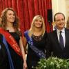 François Hollande à l'Elysée pour une cérémonie traditionnelle de remise du muguet avec la reine du Muguet de Rungis et ses deux demoiselles d'honneur, le 1er mai 2013.