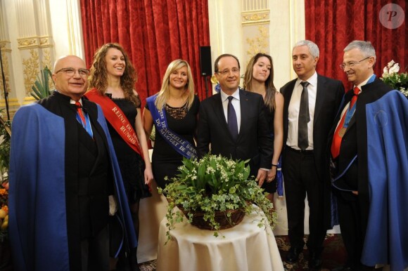 François Hollande à l'Elysée pour une cérémonie traditionnelle de remise du muguet avec la reine du Muguet de Rungis et ses deux demoiselles d'honneur, le 1er mai 2013. 