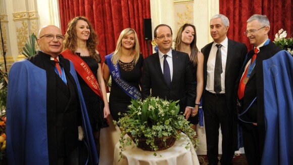 François Hollande : Entouré de reines de beauté à l'Elysée pour fêter le muguet